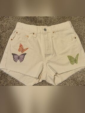 Levi’s White Denim Cutoff Shorts Butterfly Graphic High Rise W26 (2” Inseam)